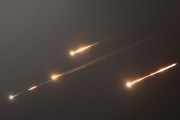 桐城伊朗以导弹齐射回应以色列的大规模袭击