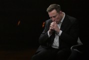 桐城特斯拉股价收涨超3%：特朗普无意沟通，马斯克父亲劝儿子低头